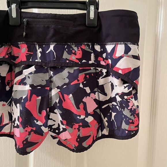 Lululemon Speed Shorts Camo Pop Bumble Berry 2.5" Inseam Women's Size 6 - Picture 10 of 14